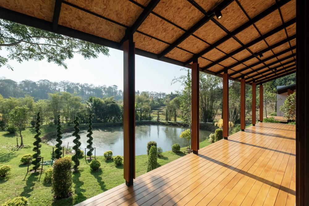 บ้านพักตากอากาศชั้นเดียวสไตล์รีสอร์ทจากจังหวัดเชียงใหม่ ตั้งอยู่ท่ามกลางทิวเขาและแหล่งน้ำจากธรรมชาติ โอบล้อมด้วยป่าเขียวอันอุดมสมบูรณ์ รูปที่ 15