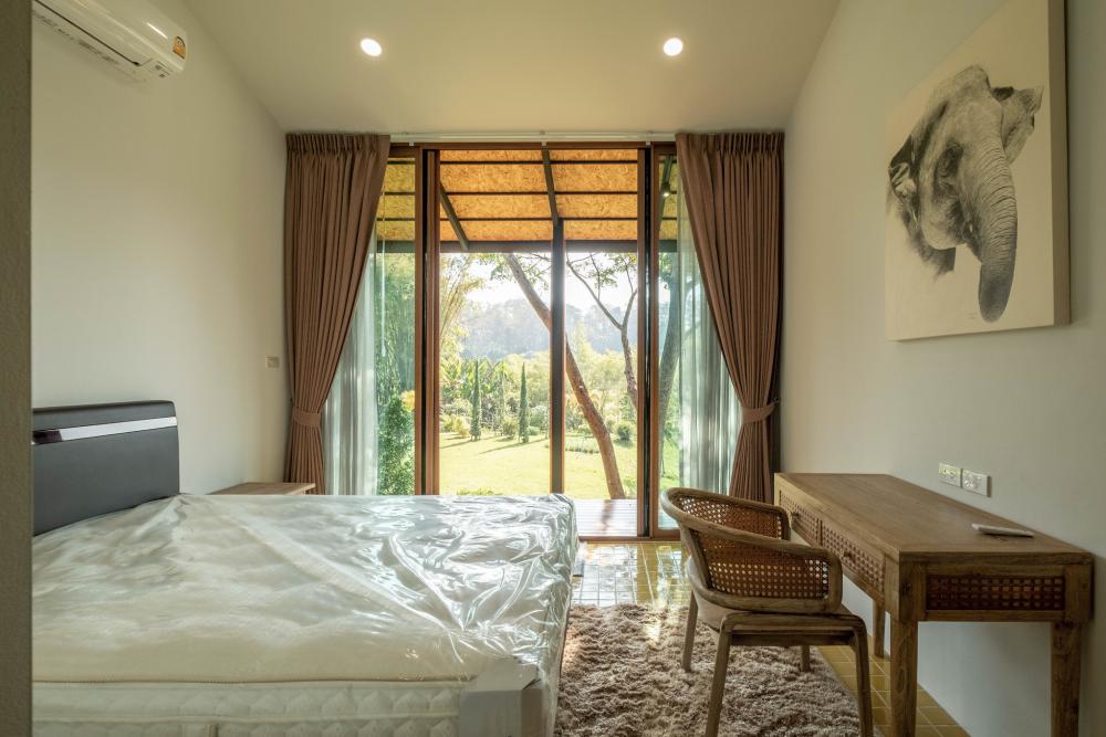 บ้านพักตากอากาศชั้นเดียวสไตล์รีสอร์ทจากจังหวัดเชียงใหม่ ตั้งอยู่ท่ามกลางทิวเขาและแหล่งน้ำจากธรรมชาติ โอบล้อมด้วยป่าเขียวอันอุดมสมบูรณ์ รูปที่ 16