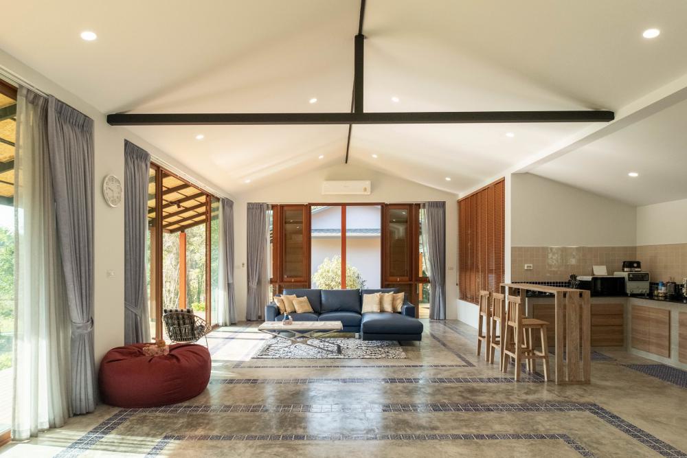 บ้านพักตากอากาศชั้นเดียวสไตล์รีสอร์ทจากจังหวัดเชียงใหม่ ตั้งอยู่ท่ามกลางทิวเขาและแหล่งน้ำจากธรรมชาติ โอบล้อมด้วยป่าเขียวอันอุดมสมบูรณ์ รูปที่ 19