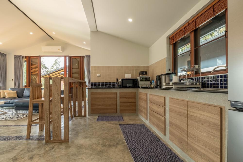 บ้านพักตากอากาศชั้นเดียวสไตล์รีสอร์ทจากจังหวัดเชียงใหม่ ตั้งอยู่ท่ามกลางทิวเขาและแหล่งน้ำจากธรรมชาติ โอบล้อมด้วยป่าเขียวอันอุดมสมบูรณ์ รูปที่ 20