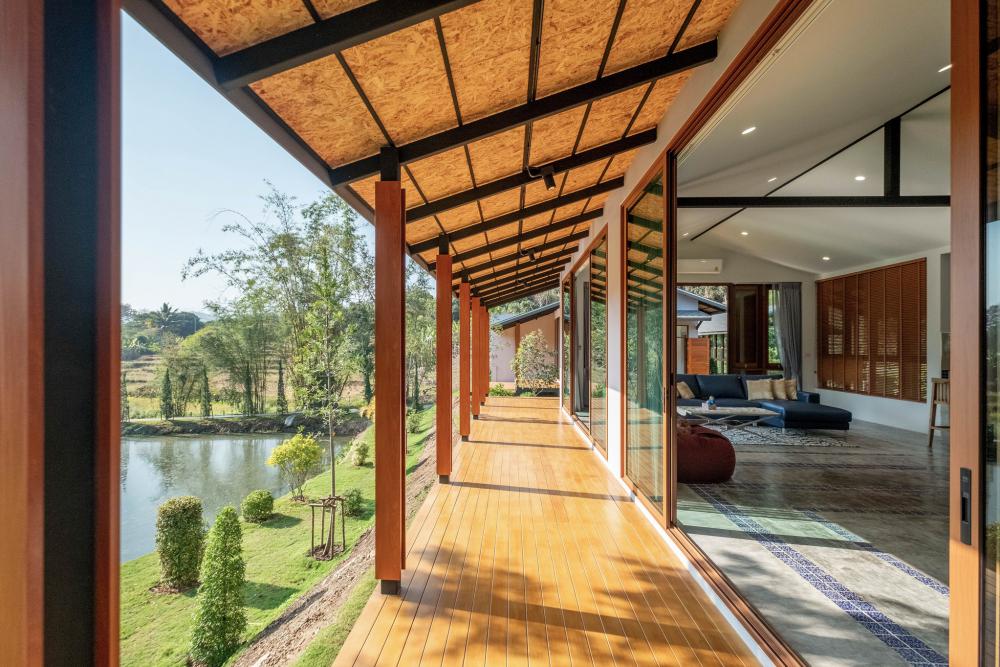 บ้านพักตากอากาศชั้นเดียวสไตล์รีสอร์ทจากจังหวัดเชียงใหม่ ตั้งอยู่ท่ามกลางทิวเขาและแหล่งน้ำจากธรรมชาติ โอบล้อมด้วยป่าเขียวอันอุดมสมบูรณ์ รูปที่ 3