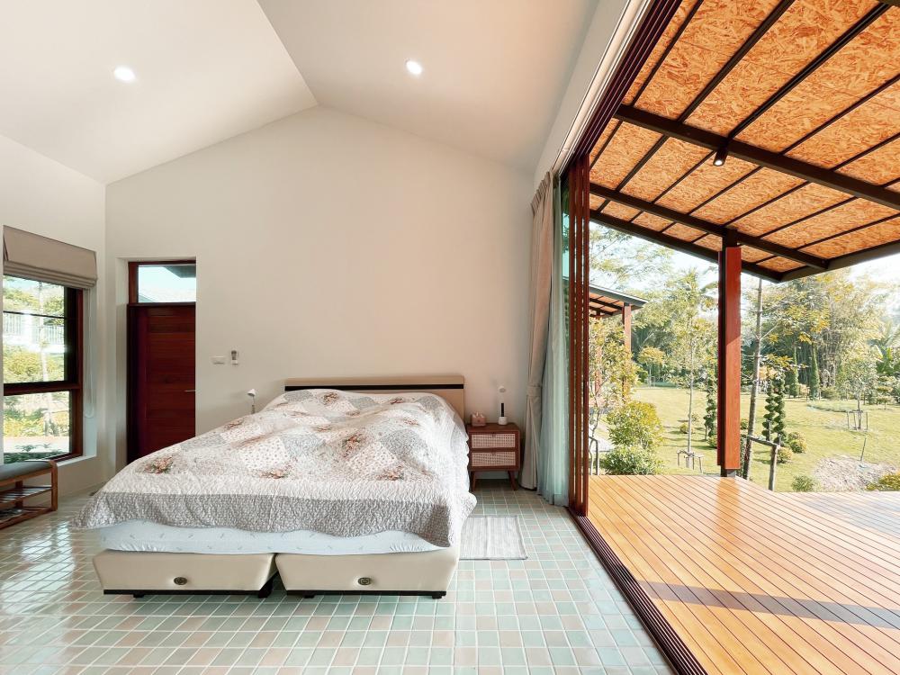 บ้านพักตากอากาศชั้นเดียวสไตล์รีสอร์ทจากจังหวัดเชียงใหม่ ตั้งอยู่ท่ามกลางทิวเขาและแหล่งน้ำจากธรรมชาติ โอบล้อมด้วยป่าเขียวอันอุดมสมบูรณ์ รูปที่ 8