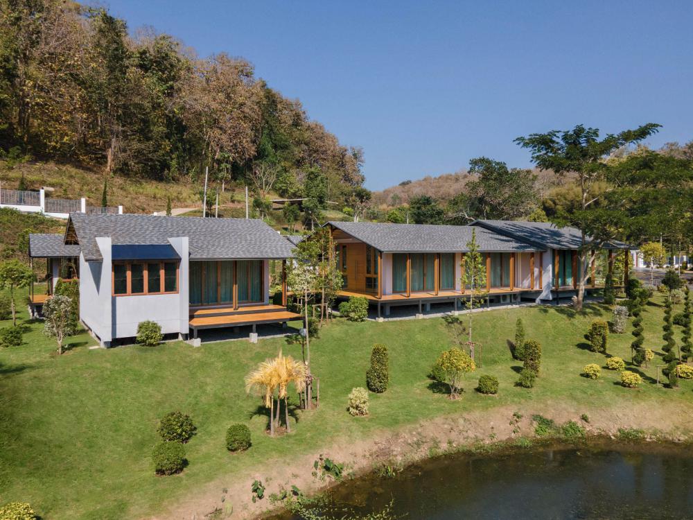 บ้านพักตากอากาศชั้นเดียวสไตล์รีสอร์ทจากจังหวัดเชียงใหม่ ตั้งอยู่ท่ามกลางทิวเขาและแหล่งน้ำจากธรรมชาติ โอบล้อมด้วยป่าเขียวอันอุดมสมบูรณ์ รูปที่ 9