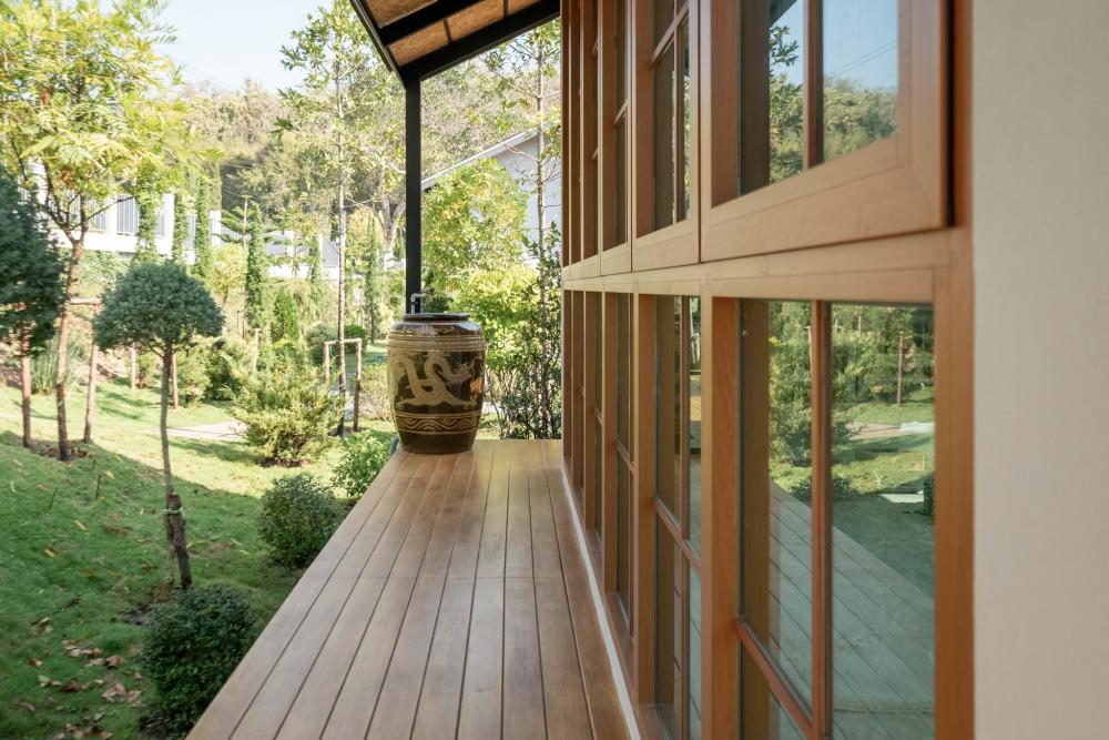 บ้านพักตากอากาศชั้นเดียวสไตล์รีสอร์ทจากจังหวัดเชียงใหม่ ตั้งอยู่ท่ามกลางทิวเขาและแหล่งน้ำจากธรรมชาติ โอบล้อมด้วยป่าเขียวอันอุดมสมบูรณ์ รูปที่ 30