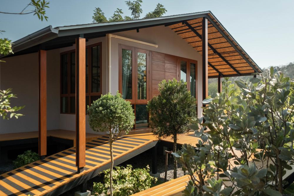 บ้านพักตากอากาศชั้นเดียวสไตล์รีสอร์ทจากจังหวัดเชียงใหม่ ตั้งอยู่ท่ามกลางทิวเขาและแหล่งน้ำจากธรรมชาติ โอบล้อมด้วยป่าเขียวอันอุดมสมบูรณ์ รูปที่ 25