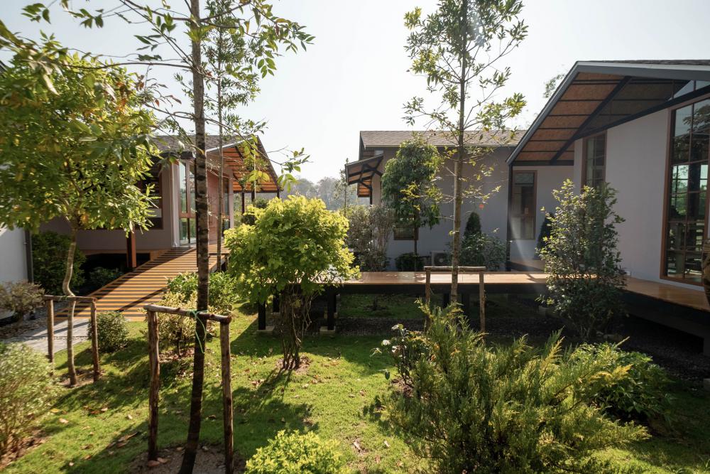 บ้านพักตากอากาศชั้นเดียวสไตล์รีสอร์ทจากจังหวัดเชียงใหม่ ตั้งอยู่ท่ามกลางทิวเขาและแหล่งน้ำจากธรรมชาติ โอบล้อมด้วยป่าเขียวอันอุดมสมบูรณ์ รูปที่ 26