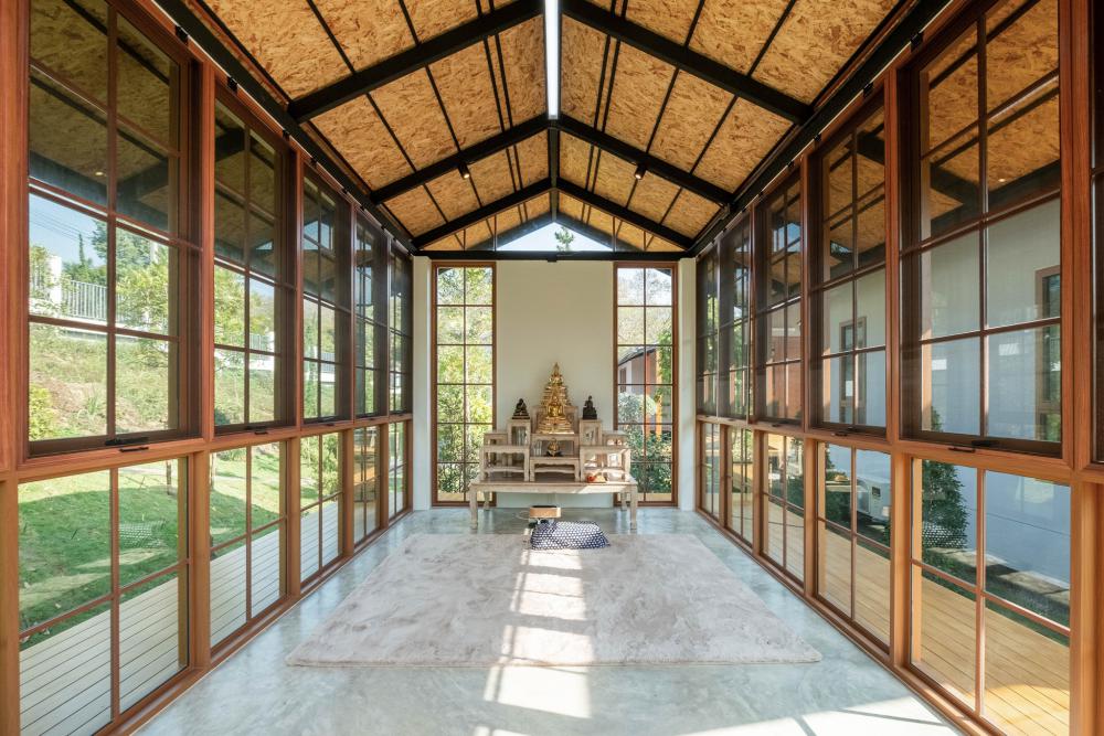 บ้านพักตากอากาศชั้นเดียวสไตล์รีสอร์ทจากจังหวัดเชียงใหม่ ตั้งอยู่ท่ามกลางทิวเขาและแหล่งน้ำจากธรรมชาติ โอบล้อมด้วยป่าเขียวอันอุดมสมบูรณ์ รูปที่ 28