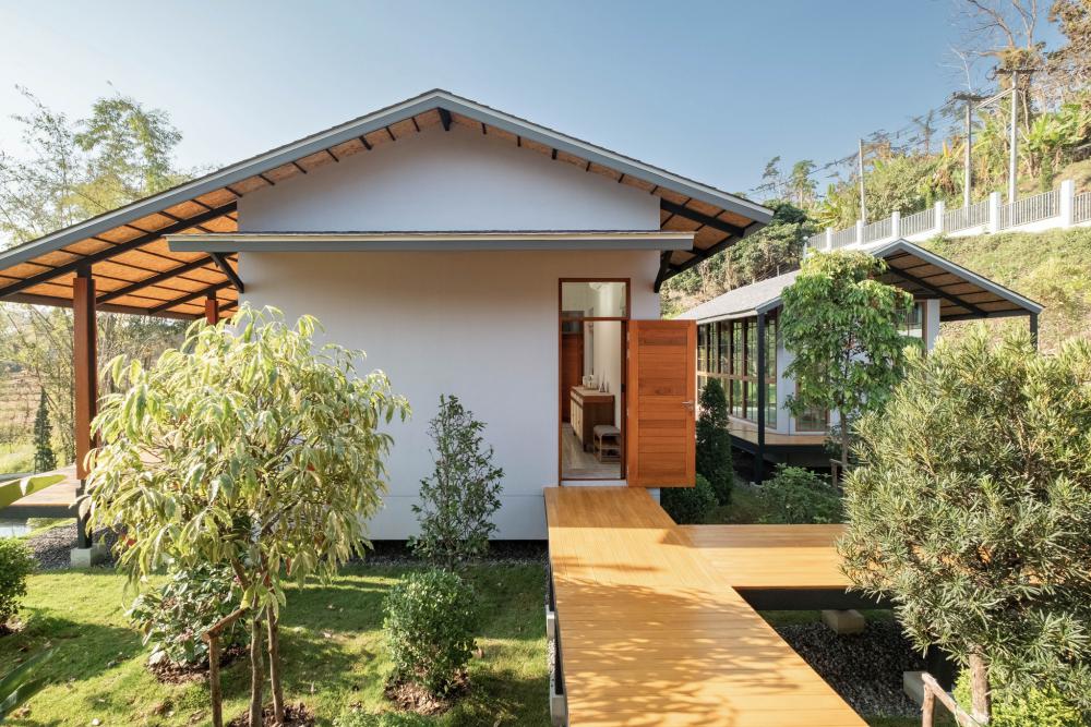 บ้านพักตากอากาศชั้นเดียวสไตล์รีสอร์ทจากจังหวัดเชียงใหม่ ตั้งอยู่ท่ามกลางทิวเขาและแหล่งน้ำจากธรรมชาติ โอบล้อมด้วยป่าเขียวอันอุดมสมบูรณ์ รูปที่ 29