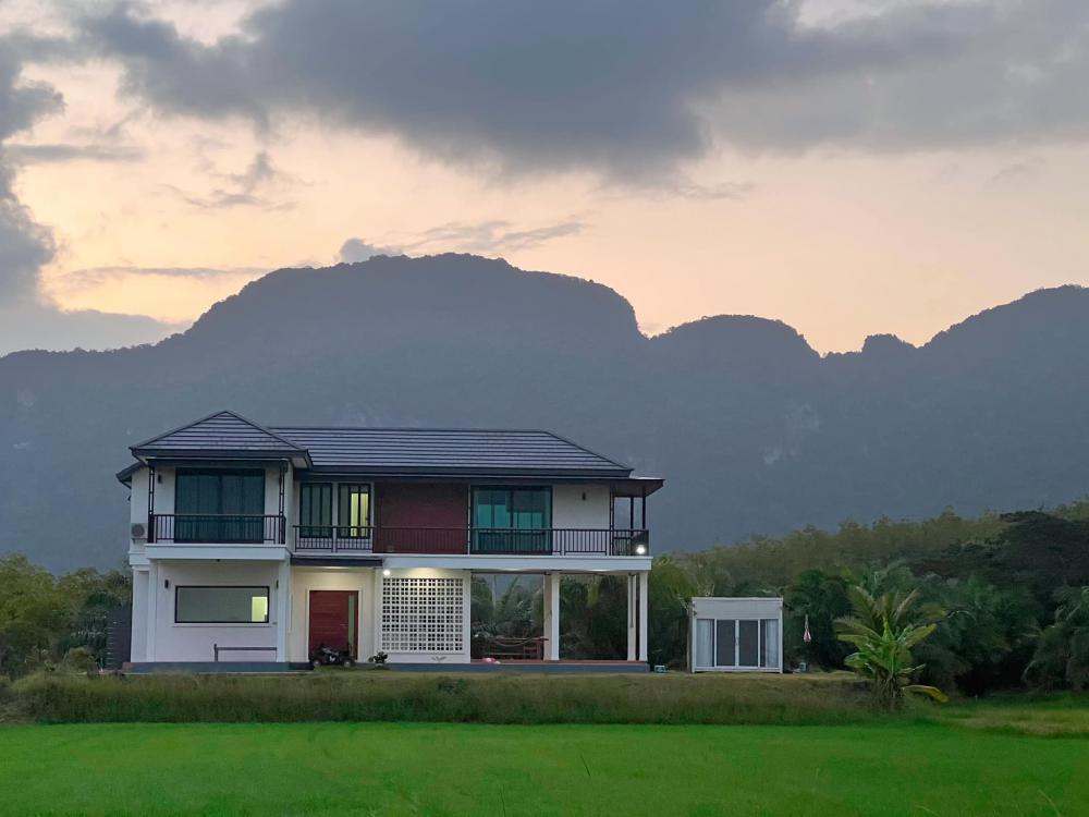 ไอเดียบ้านสวย 2 ชั้นริมทุ่งด้านล่างโปร่งรับลม รูปที่ 10