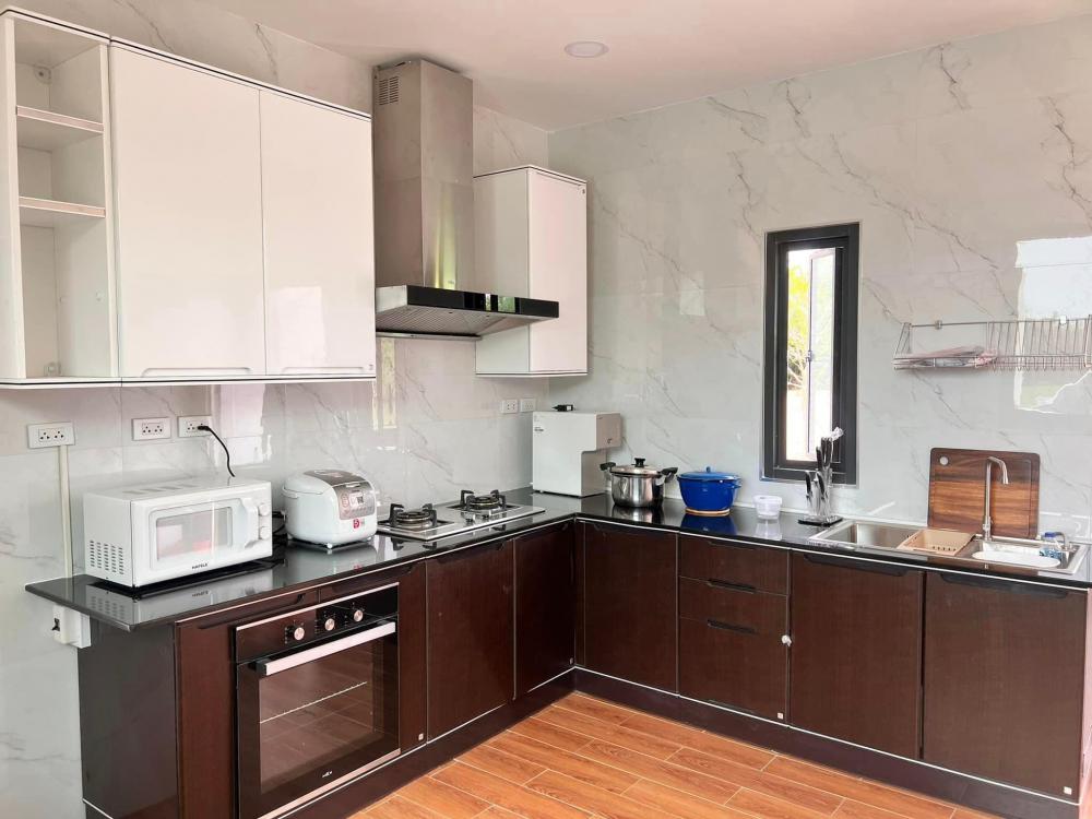 ไอเดียบ้านสวย 2 ชั้นริมทุ่งด้านล่างโปร่งรับลม รูปที่ 11