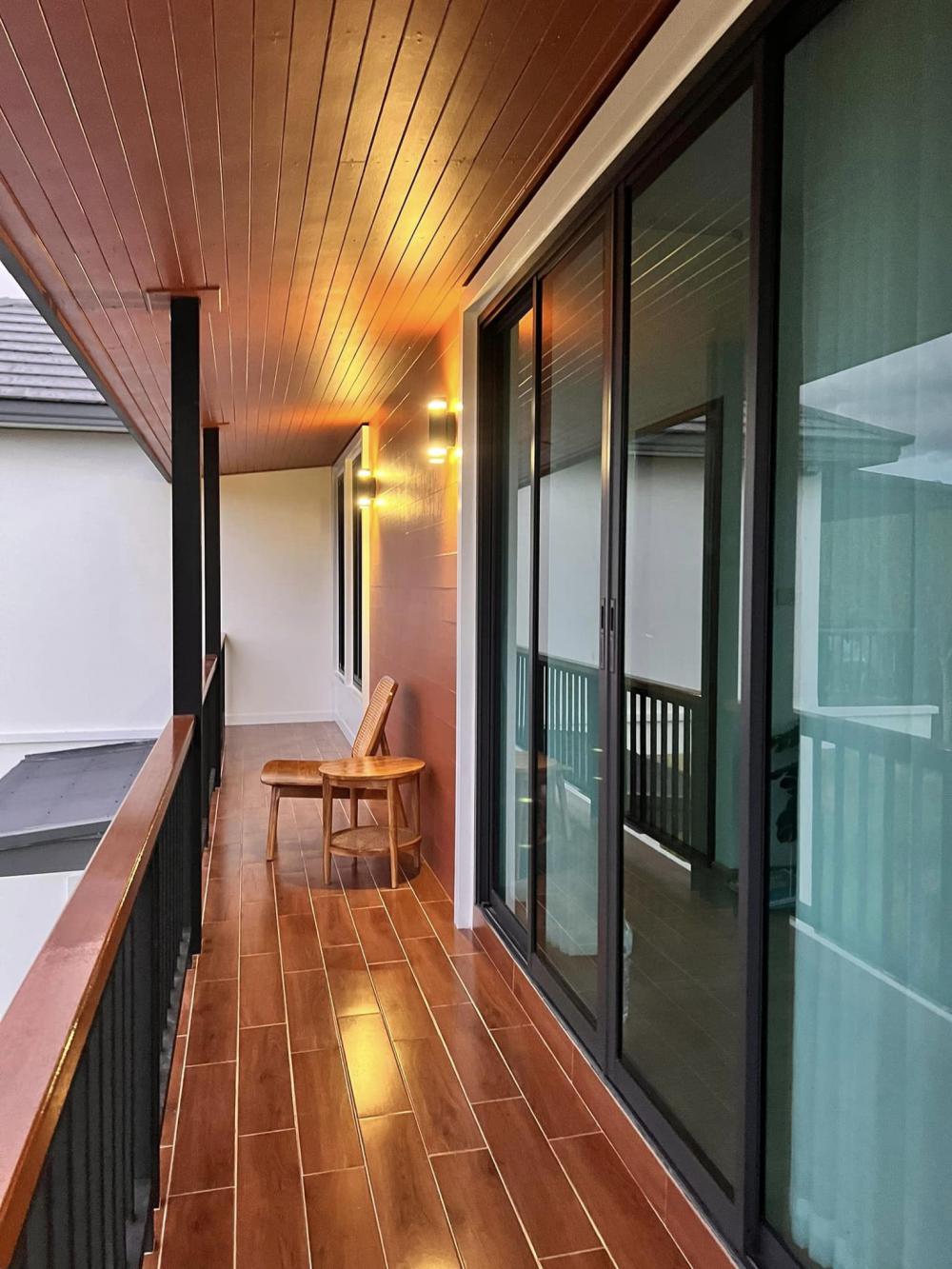 ไอเดียบ้านสวย 2 ชั้นริมทุ่งด้านล่างโปร่งรับลม รูปที่ 12