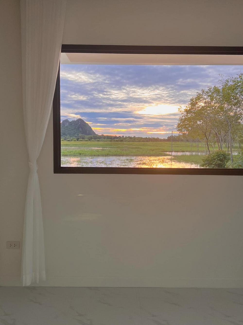 ไอเดียบ้านสวย 2 ชั้นริมทุ่งด้านล่างโปร่งรับลม รูปที่ 13