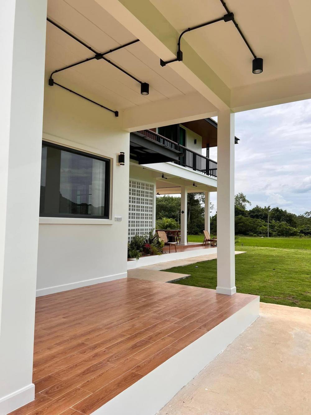 ไอเดียบ้านสวย 2 ชั้นริมทุ่งด้านล่างโปร่งรับลม รูปที่ 16