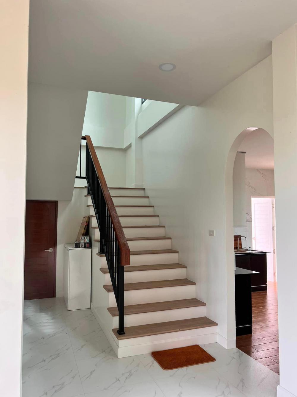 ไอเดียบ้านสวย 2 ชั้นริมทุ่งด้านล่างโปร่งรับลม รูปที่ 17