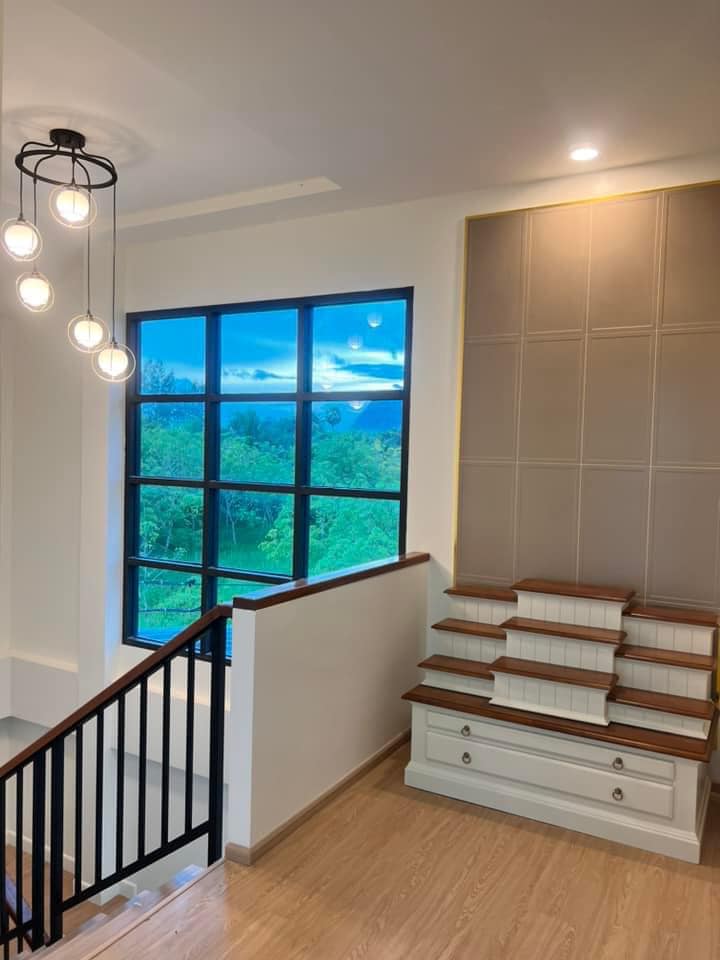 ไอเดียบ้านสวย 2 ชั้นริมทุ่งด้านล่างโปร่งรับลม รูปที่ 18