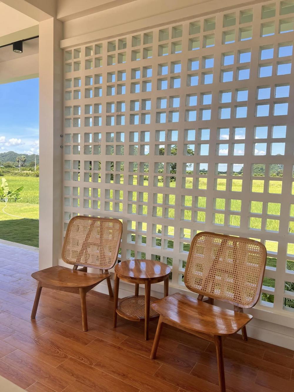 ไอเดียบ้านสวย 2 ชั้นริมทุ่งด้านล่างโปร่งรับลม รูปที่ 22