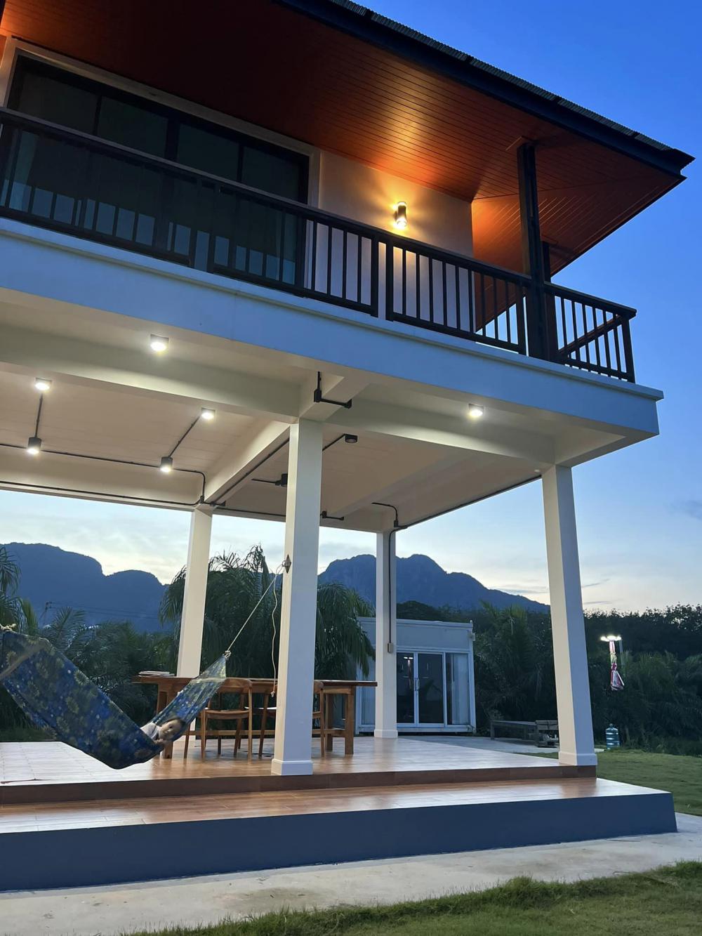 ไอเดียบ้านสวย 2 ชั้นริมทุ่งด้านล่างโปร่งรับลม รูปที่ 23