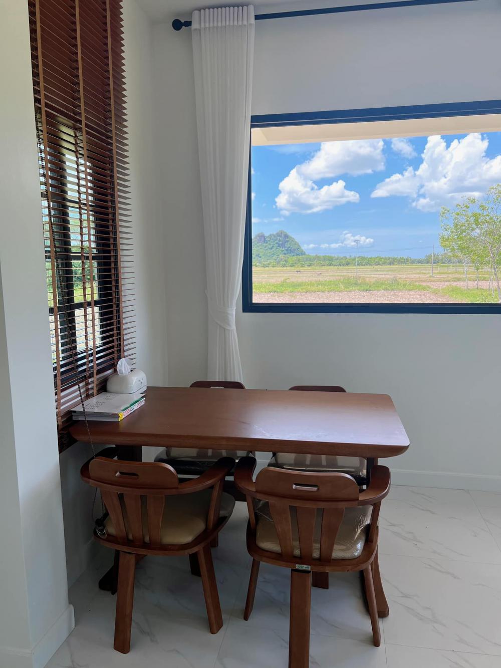 ไอเดียบ้านสวย 2 ชั้นริมทุ่งด้านล่างโปร่งรับลม รูปที่ 24