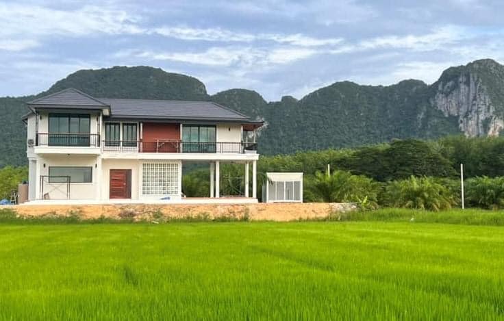 ไอเดียบ้านสวย 2 ชั้นริมทุ่งด้านล่างโปร่งรับลม รูปที่ 26