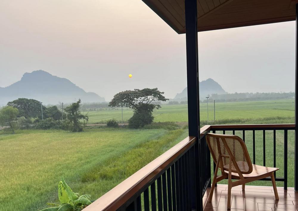 ไอเดียบ้านสวย 2 ชั้นริมทุ่งด้านล่างโปร่งรับลม รูปที่ 3