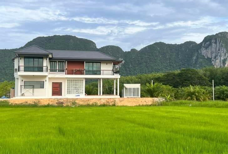 ไอเดียบ้านสวย 2 ชั้นริมทุ่งด้านล่างโปร่งรับลม รูปที่ 4