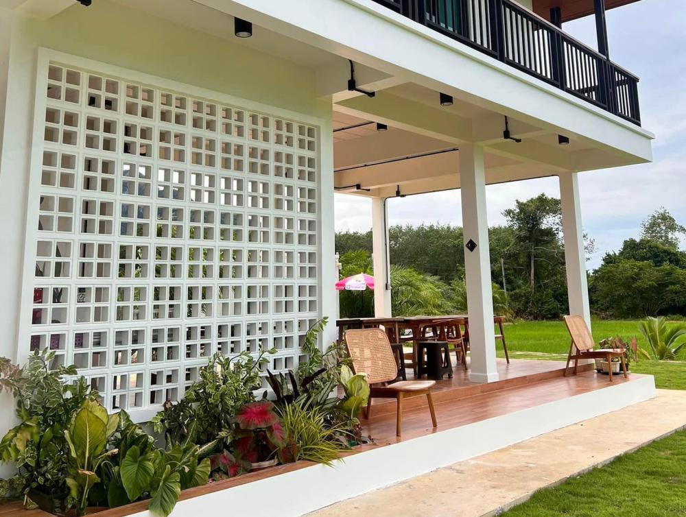 ไอเดียบ้านสวย 2 ชั้นริมทุ่งด้านล่างโปร่งรับลม รูปที่ 5