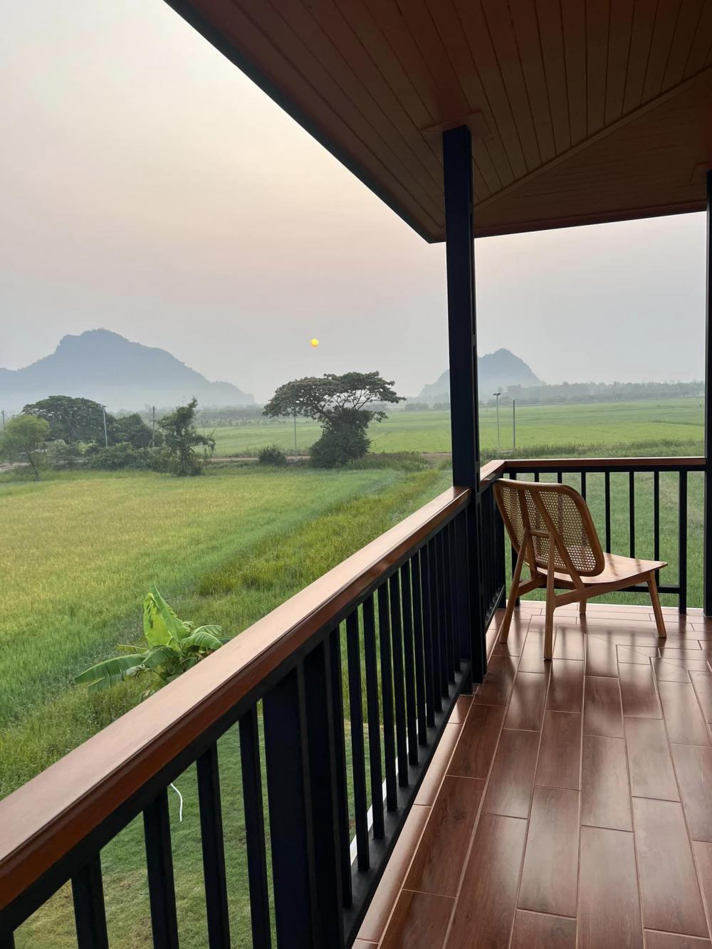 ไอเดียบ้านสวย 2 ชั้นริมทุ่งด้านล่างโปร่งรับลม รูปที่ 7