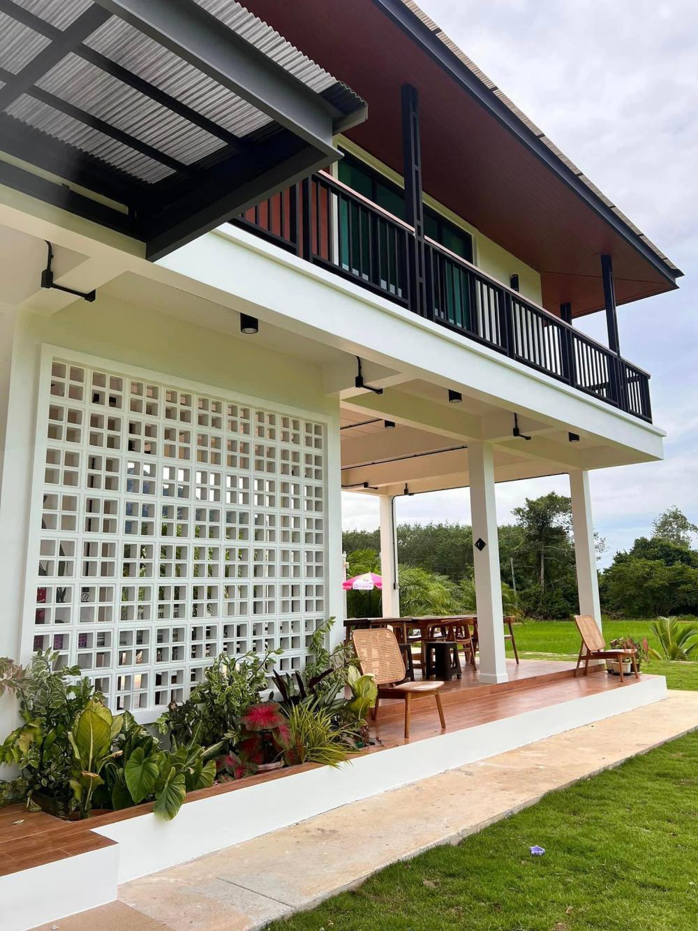 ไอเดียบ้านสวย 2 ชั้นริมทุ่งด้านล่างโปร่งรับลม รูปที่ 8