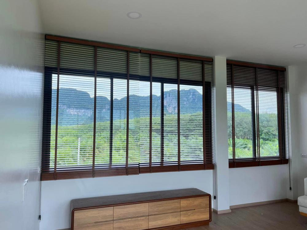 ไอเดียบ้านสวย 2 ชั้นริมทุ่งด้านล่างโปร่งรับลม รูปที่ 9