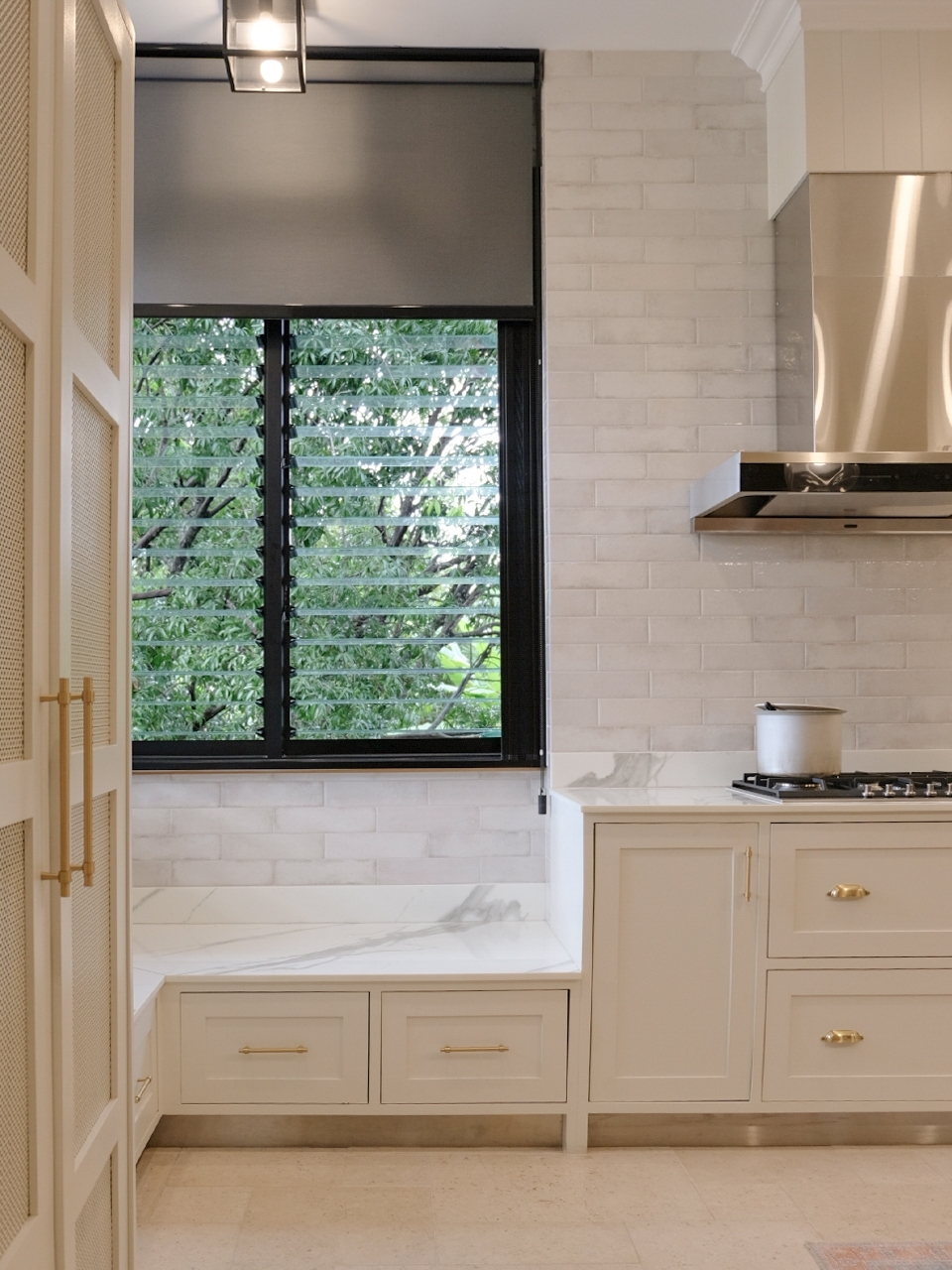 ไอเดียบ้านยกใต้ถุนสูง เพิ่มทางลาดเอียงที่ยาวต่อเนื่องตั้งแต่ที่จอดรถจนถึงด้านในบ้าน รูปที่ 15