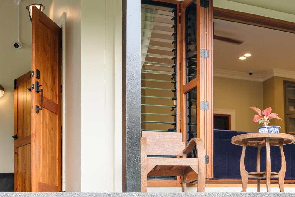 ไอเดียบ้านยกใต้ถุนสูง เพิ่มทางลาดเอียงที่ยาวต่อเนื่องตั้งแต่ที่จอดรถจนถึงด้านในบ้าน รูปที่ 17