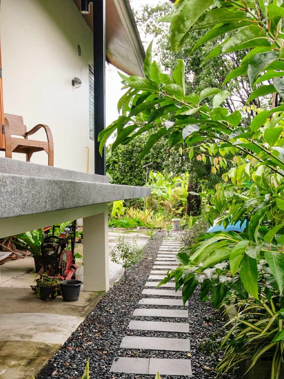 ไอเดียบ้านยกใต้ถุนสูง เพิ่มทางลาดเอียงที่ยาวต่อเนื่องตั้งแต่ที่จอดรถจนถึงด้านในบ้าน รูปที่ 19