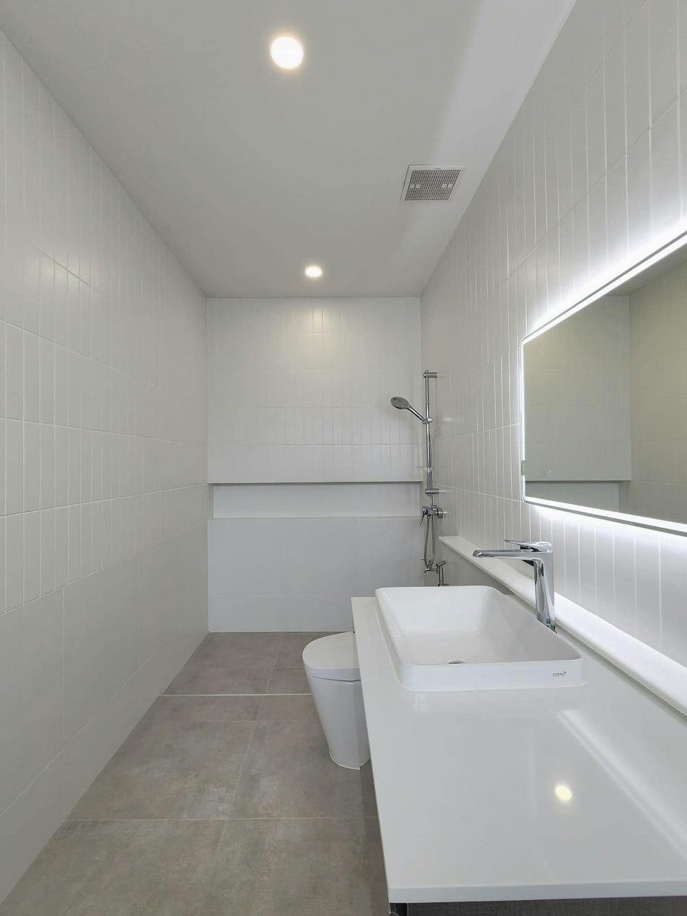 บ้านทรงกล่องโทนขาวบิ้วอินน่าอยู่ สถาปนิกต่างชาติ รูปที่ 6