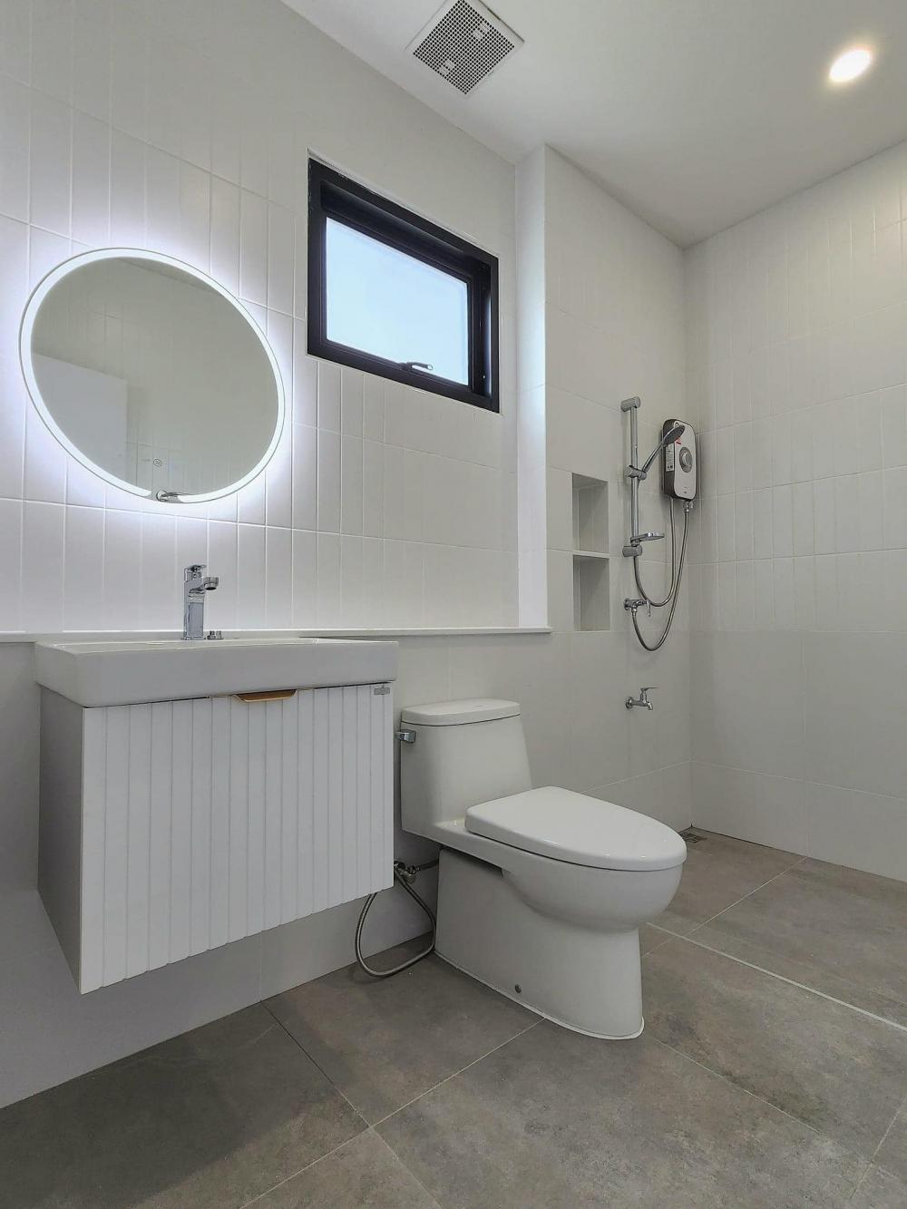 บ้านทรงกล่องโทนขาวบิ้วอินน่าอยู่ สถาปนิกต่างชาติ รูปที่ 7