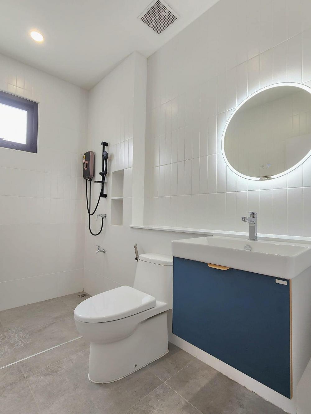 บ้านทรงกล่องโทนขาวบิ้วอินน่าอยู่ สถาปนิกต่างชาติ รูปที่ 8