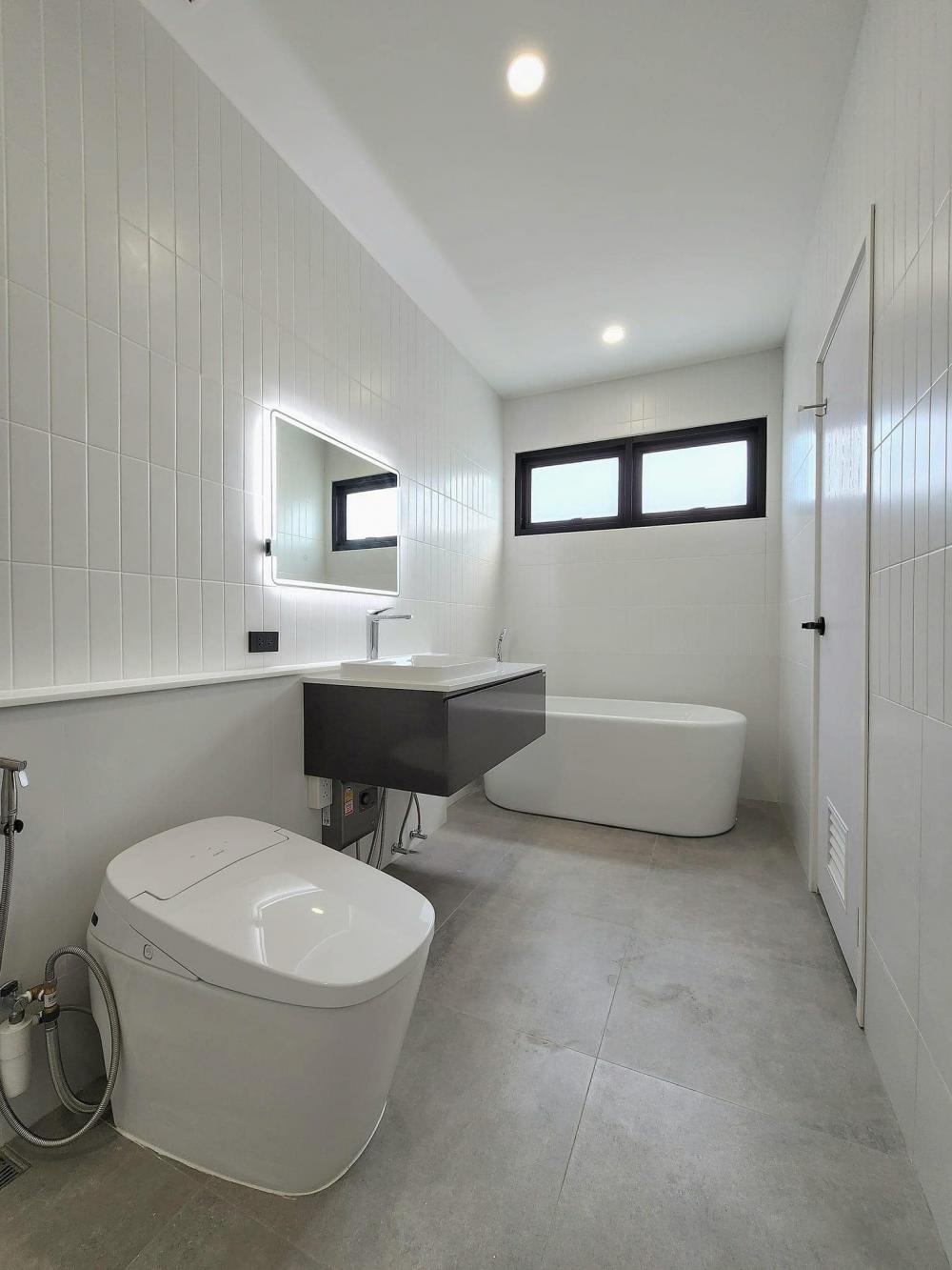 บ้านทรงกล่องโทนขาวบิ้วอินน่าอยู่ สถาปนิกต่างชาติ รูปที่ 9