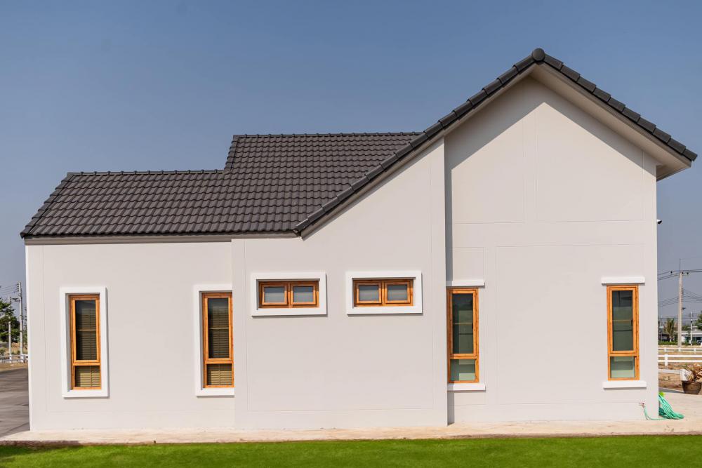 บ้านพักตากอากาศ 1 ชั้น ไร่ลุงเหลิมพื้นที่ใช้สอย 165 ตร.ม. เน้นมีพื้นที่ทำกิจกรรมร่วมกันกับครอบครัวพื้นที่ส่วนกลางค่อนข้างเยอะ เฉลียงนั่งเล่นข้างบ้าน ดาดฟ้าบนโรงจอดรถ รูปที่ 3