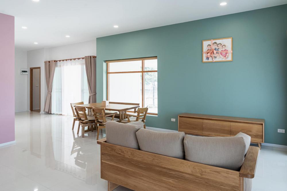 บ้านพักตากอากาศ 1 ชั้น ไร่ลุงเหลิมพื้นที่ใช้สอย 165 ตร.ม. เน้นมีพื้นที่ทำกิจกรรมร่วมกันกับครอบครัวพื้นที่ส่วนกลางค่อนข้างเยอะ เฉลียงนั่งเล่นข้างบ้าน ดาดฟ้าบนโรงจอดรถ รูปที่ 7