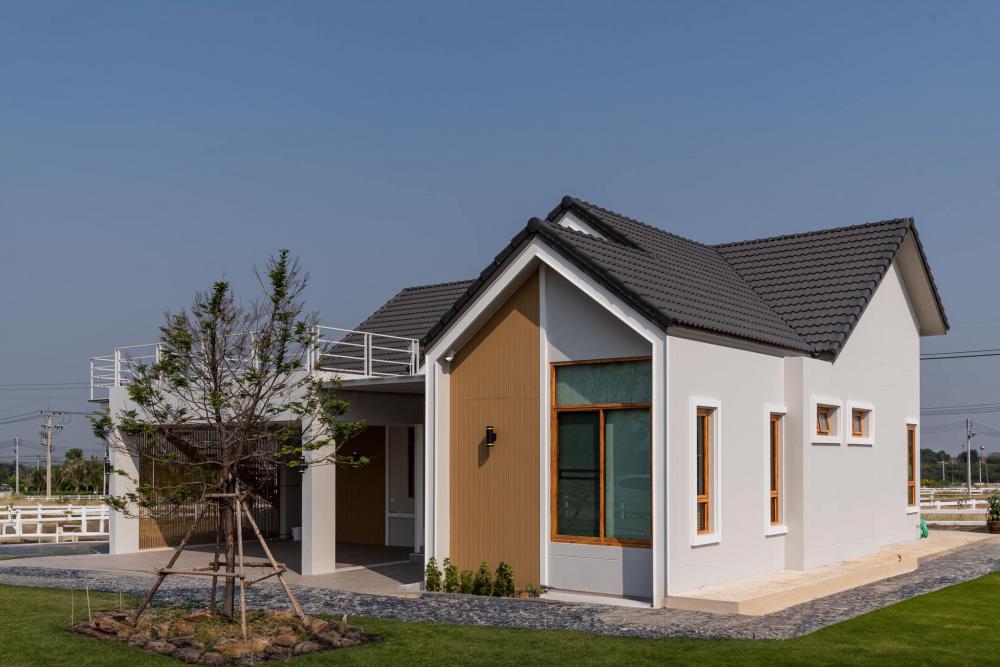 บ้านพักตากอากาศ 1 ชั้น ไร่ลุงเหลิมพื้นที่ใช้สอย 165 ตร.ม. เน้นมีพื้นที่ทำกิจกรรมร่วมกันกับครอบครัวพื้นที่ส่วนกลางค่อนข้างเยอะ เฉลียงนั่งเล่นข้างบ้าน ดาดฟ้าบนโรงจอดรถ รูปที่ 9