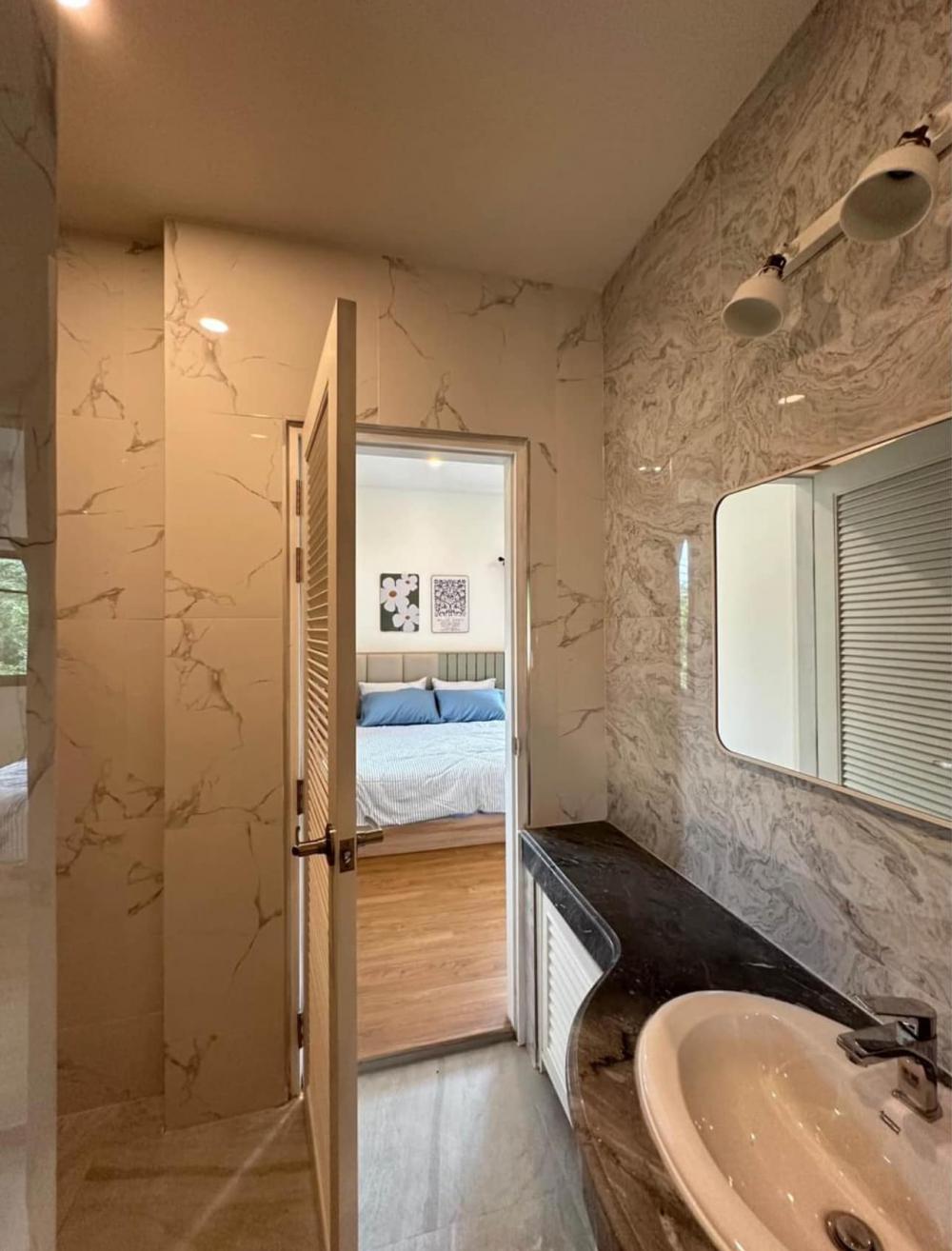 ไอเดียบ้านรีโนเวทใหม่สไตล์อิงลิชคันทรี่ ขนาด 5 ห้องนอน 5 ห้องน้ำ รูปที่ 15