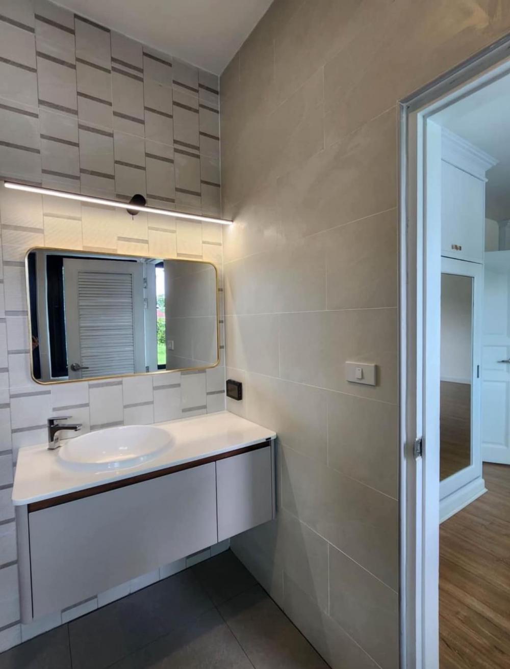 ไอเดียบ้านรีโนเวทใหม่สไตล์อิงลิชคันทรี่ ขนาด 5 ห้องนอน 5 ห้องน้ำ รูปที่ 9