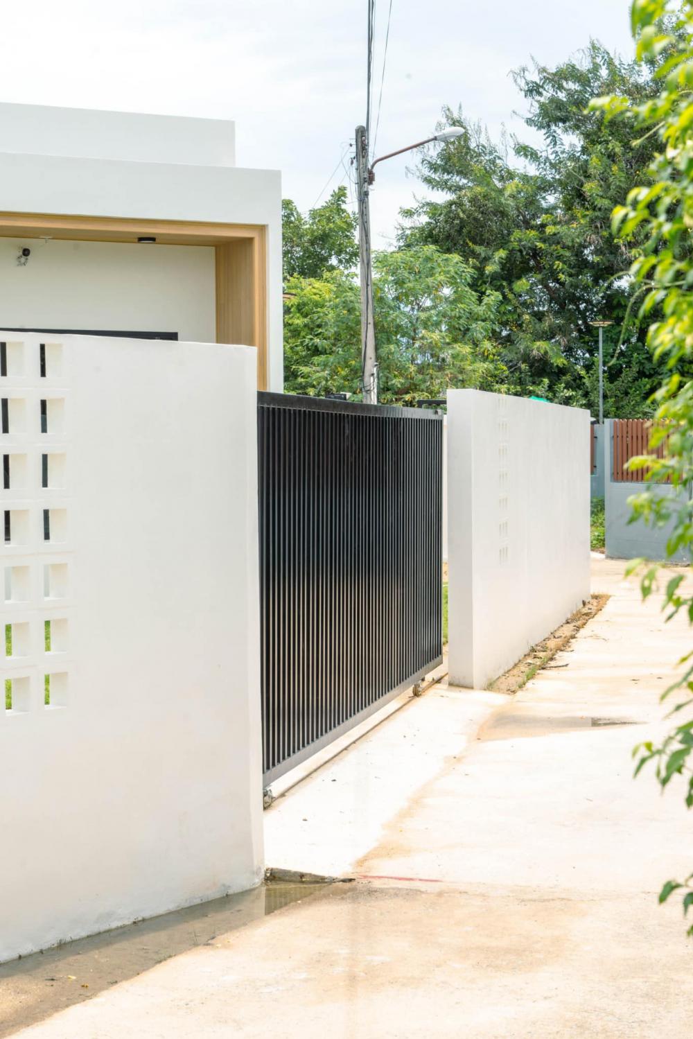 บ้านชั้นเดียวโมเดิร์น รูปทรงกล่อง ขนาด 3 ห้องนอน 2 ห้องน้ำ ตกแต่งในสไตล์โทนสีขาว มินิมอล ที่เน้นความเรียบง่าย รูปที่ 14