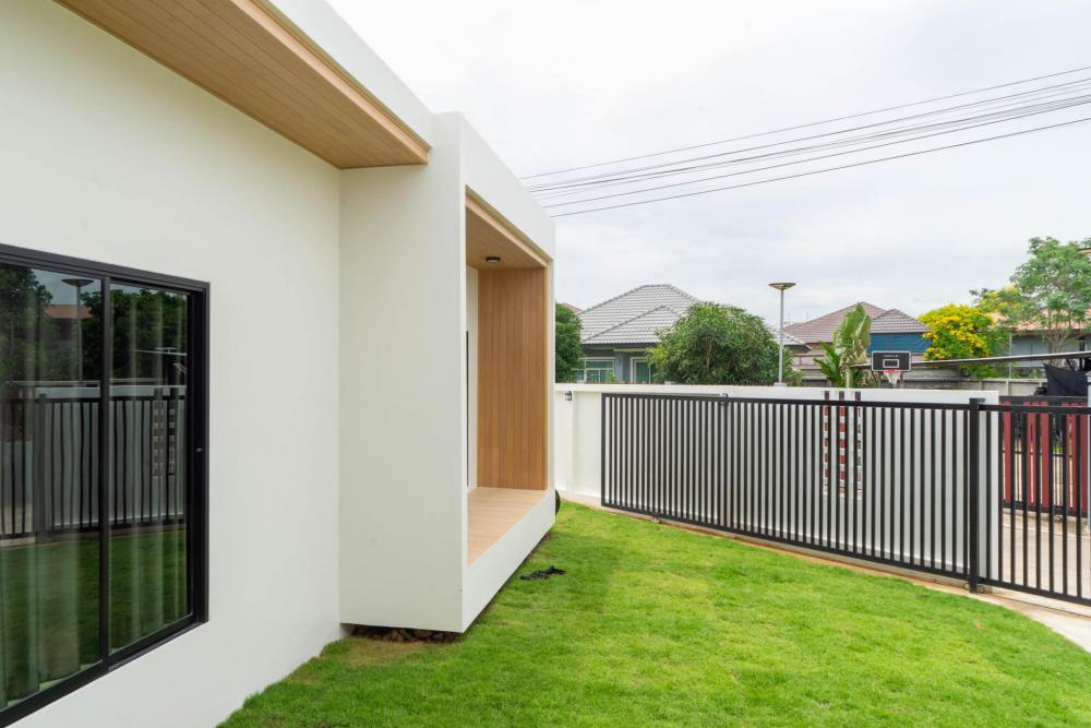 บ้านชั้นเดียวโมเดิร์น รูปทรงกล่อง ขนาด 3 ห้องนอน 2 ห้องน้ำ ตกแต่งในสไตล์โทนสีขาว มินิมอล ที่เน้นความเรียบง่าย รูปที่ 21