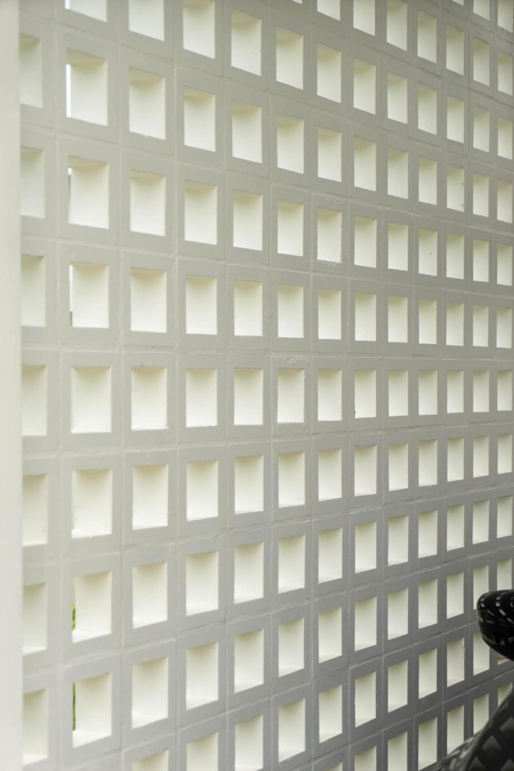 บ้านชั้นเดียวโมเดิร์น รูปทรงกล่อง ขนาด 3 ห้องนอน 2 ห้องน้ำ ตกแต่งในสไตล์โทนสีขาว มินิมอล ที่เน้นความเรียบง่าย รูปที่ 4