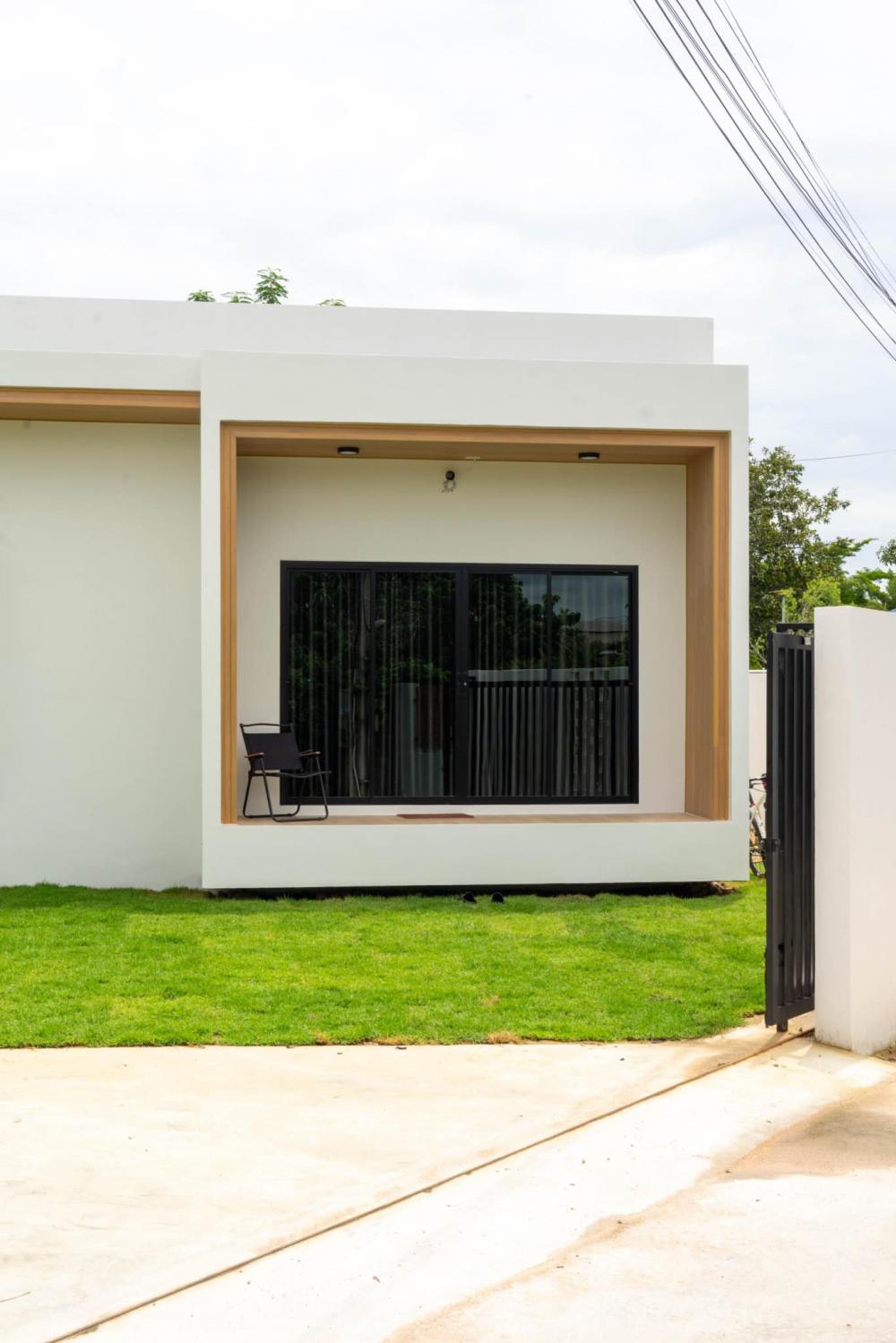 บ้านชั้นเดียวโมเดิร์น รูปทรงกล่อง ขนาด 3 ห้องนอน 2 ห้องน้ำ ตกแต่งในสไตล์โทนสีขาว มินิมอล ที่เน้นความเรียบง่าย รูปที่ 6