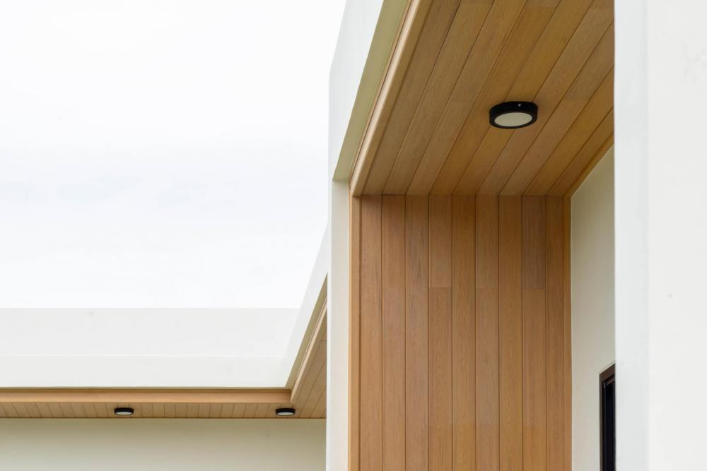 บ้านชั้นเดียวโมเดิร์น รูปทรงกล่อง ขนาด 3 ห้องนอน 2 ห้องน้ำ ตกแต่งในสไตล์โทนสีขาว มินิมอล ที่เน้นความเรียบง่าย รูปที่ 7