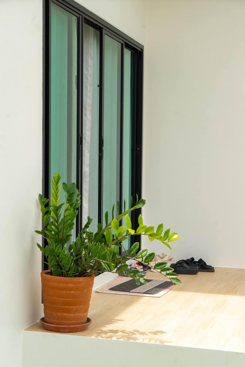 บ้านชั้นเดียวโมเดิร์น รูปทรงกล่อง ขนาด 3 ห้องนอน 2 ห้องน้ำ ตกแต่งในสไตล์โทนสีขาว มินิมอล ที่เน้นความเรียบง่าย รูปที่ 9