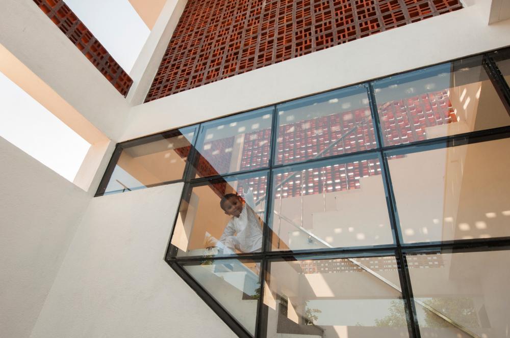 บ้านที่ออกแบบด้วยหัวใจและความอบอุ่นโดยสถาปนิกต่างชาติ พื้นที่ 500 ตร.ม. รูปที่ 8