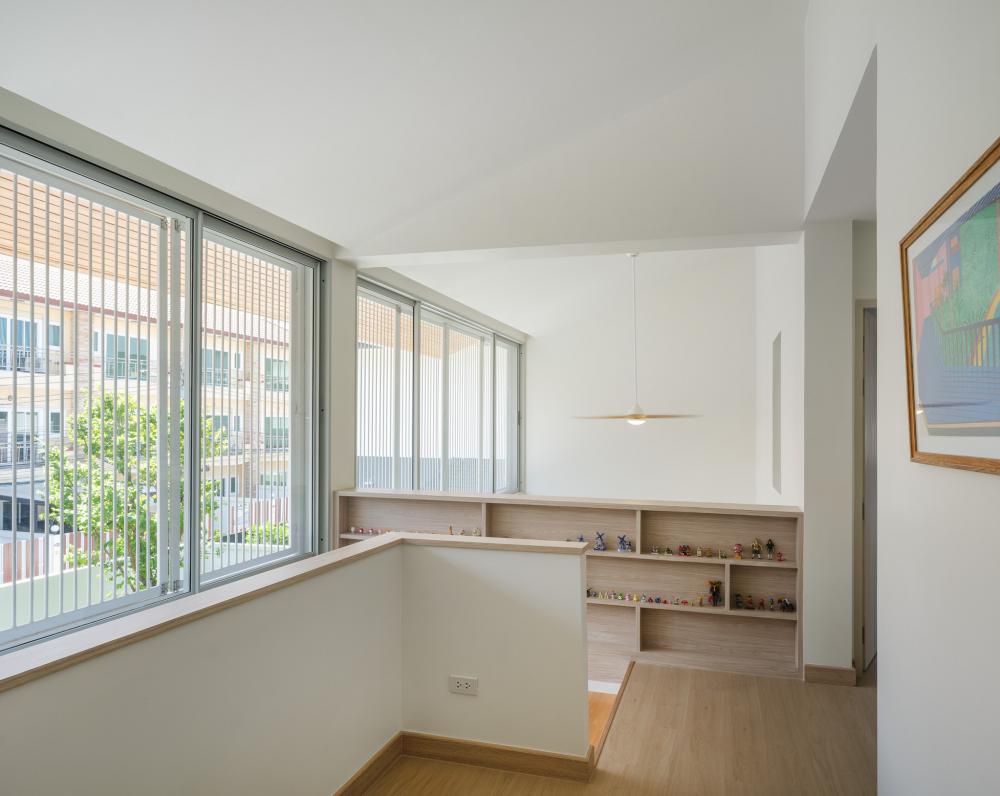 ไอเดียบ้านสวย 2 ชั้นสีขาว ตกแต่งภายในมินิมอล รูปที่ 11