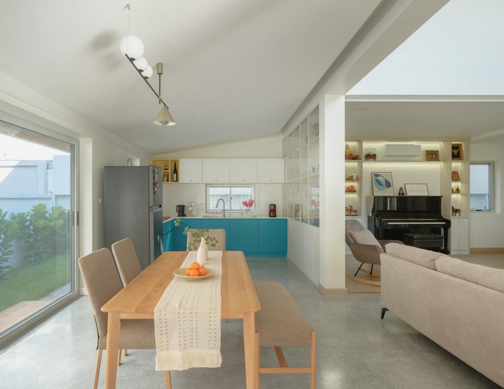 ไอเดียบ้านสวย 2 ชั้นสีขาว ตกแต่งภายในมินิมอล รูปที่ 12